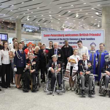Торжественная встреча британских ветеранов в аэропорту
