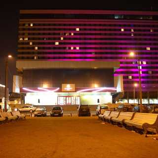 Отель Азимут ночью