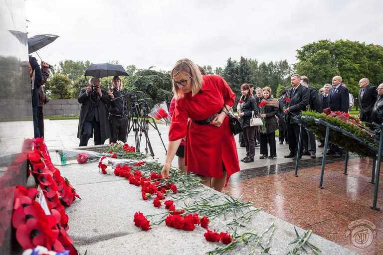 Сотрудники ГлавТурОператора возложили венки на Пискарёвском кладбище