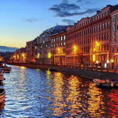 Эксклюзивные прогулки на яхте по рекам и каналам Санкт-Петербурга